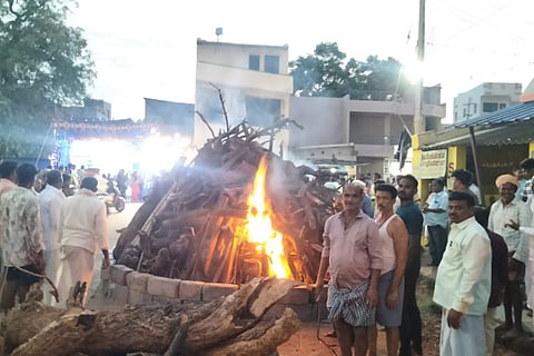 ಕೊಟ್ಟೂರಿನಲ್ಲಿ ಮೊಹರಂ ಹಬ್ಬದ ಪ್ರಯುಕ್ತ ಅಲಾಯಿ ಕುಣಿಯಲ್ಲಿ ಅಗ್ನಿ ಸ್ಪರ್ಶಿಸಲಯಿತು. ದರ್ಗಾ ಸಮಿತಿ ಪ್ರಮುಖರಾದ ಪಾನ ಕೃಷ್ಣಪ್ಪ, ಗಾದೆವರ ಕೊಟ್ರೇಶಪ್ಪ, ಫಕೀರಪ್ಪ, ಸೆರಗಾರ ವೆಂಕಟೇಶ ಇತರರಿದ್ದರು.