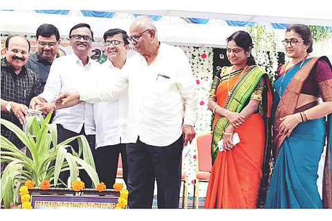 ಪಂಚಮಸಾಲಿ ತಾಲೂಕು ಘಟಕ ಆಯೋಜಿಸಿದ್ದ ಪ್ರತಿಭಾ ಪುರಸ್ಕಾರ ಮತ್ತು ನಿವೃತ್ತ ನೌಕರರ ಸನ್ಮಾನ ಕಾರ್ಯಕ್ರಮವನ್ನು ವೀರಶೈವ ಪತ್ತಿನ ಸಹಕಾರ ಬ್ಯಾಂಕ್ ಅಧ್ಯಕ್ಷ ಕೆ. ವಿವೇಕಾನಂದ ಉದ್ಘಾಟಿಸಿದರು. ಪಂಚಮಸಾಲಿ ತಾಲೂಕು ಅಧ್ಯಕ್ಷ ಚಾಪಿ ಚಂದ್ರಪ್ಪ, ಕಾರ್ಯದರ್ಶಿ ಅಶೋಕ ಹಳ್ಳಿ, ಉಪಾಧ್ಯಕ್ಷ ಶೆಟ್ಟಿ ರಾಜಶೇಖರ ಸೇರಿದಂತೆ ಇತರರಿದ್ದರು.