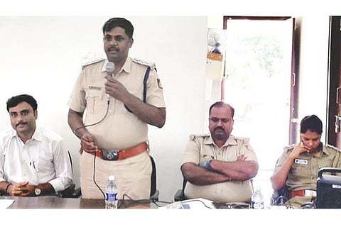 ಕೊಟ್ಟೂರು ಪೊಲೀಸ್ ಠಾಣೆಯಲ್ಲಿ ಸ್ಥಳೀಯ ಖಾಸಗಿ ಶಾಲಾ-ಕಾಲೇಜು ಆಡಳಿತ ಮಂಡಳಿ ಸದಸ್ಯರ ಸಭೆಯಲ್ಲಿ ಡಿವೈಎಸ್ಪಿ ಮಲ್ಲೇಶ ದೊಡ್ಡಮನಿ ಮಾತನಾಡಿದರು. ತಹಸೀಲ್ದಾರ್ ಜಿ.ಕೆ.ಅಮರೇಶ್, ಬಿಇಒ ಮೈಲೇಶ ಬೇವೂರು, ಸಿಪಿಐ ದುರುಗಪ್ಪ, ಪಿಎಸ್‌ಐ ಗೀತಾಂಜಲಿ ಶಿಂಧೆ ಇದ್ದರು.