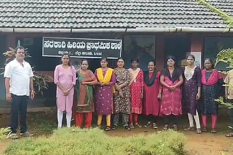 ಶಾಲೆ ಮುಂದೆ ಜಮಾಯಿಸಿದ ಪಾಲಕರು.