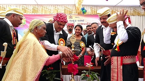 ಕುಡಿಯಡ ಸಾಂಸ್ಕೃತಿಕ ನಮ್ಮೆ ಕಾರ್ಯಕ್ರಮವನ್ನು ಕುಯಿನಾಲಮಲೆ ಸೀತಮ್ಮ ಕರುಂಬಯ್ಯ ಅವರು ಉದ್ಘಾಟಿಸಿದರು. ಸಿ.ಮಹೇಶ್ ನಾಚಯ್ಯ, ಪಡಿಞಾರಂಡ ಜಿ.ಅಯ್ಯಪ್ಪ ಇತರರಿದ್ದರು.