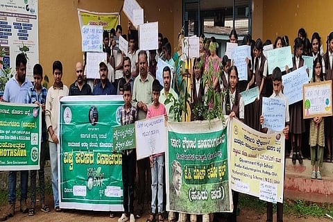 ಕುಶಾಲನಗರ ಸಮೀಪದ ಕೂಡುಮಂಗಳೂರು ಸರ್ಕಾರಿ ಪ್ರೌಢಶಾಲೆಯಲ್ಲಿ ಏರ್ಪಡಿಸಿದ್ದ ವಿಶ್ವ ಪರಿಸರ ದಿನ ಕಾರ್ಯಕ್ರಮದಲ್ಲಿ ಟಿ.ಜಿ.ಪ್ರೇಮಕುಮಾರ್ ಪ್ರತಿಜ್ಞಾ ವಿಧಿ ಬೋಧಿಸಿದರು. ಆರ್‌ಎಫ್‌ಓ ಪ್ರಮೋದ್,   ಡಿಆರ್‌ಎಫ್‌ಓಗಳಾದ ಎಂ.ಗಣೇಶ್, ಹರೀಶ್, ಶಿಕ್ಷಕರಾದ ಗೋಪಾಲಕೃಷ್ಣ, ದಯಾನಂದ ಪ್ರಕಾಶ್, ರಮ್ಯ, ಇತರರು ಇದ್ದರು.