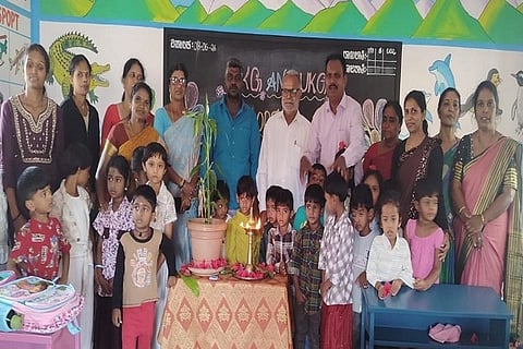 ಕುಶಾಲನಗರ ತಾಲೂಕು ಕೂಡ್ಲೂರು ಸರ್ಕಾರಿ ಹಿರಿಯ ಪ್ರಾಥಮಿಕ ಶಾಲೆಯಲ್ಲಿ ಆರಂಭಗೊAಡ ಎಲ್.ಕೆ.ಜಿ. ಮತ್ತು ಯು.ಕೆ.ಜಿ. ತರಗತಿಗಳನ್ನು ಗ್ರಾಮ ಪಂಚಾಯ್ತಿ ಮಾಜಿ ಅಧ್ಯಕ್ಷ ಕೆ.ಕೆ.ಭೋಗಪ್ಪ ಉದ್ಘಾಟಿಸಿದರು. ಸಂತೋಷ್, ಸುಜಾತ, ಟಿ.ಜಿ.ಪ್ರೇಮಕುಮಾರ್, ಪವಿತ್ರ, ಕಲಾವತಿ ಇತರರು ಇದ್ದರು.