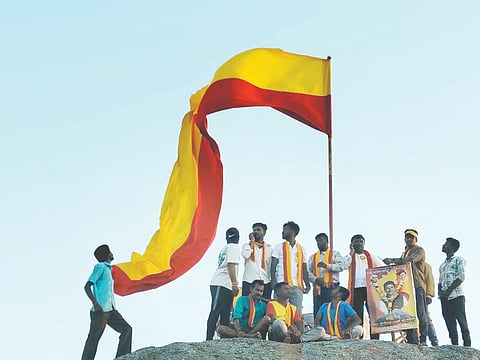ಕುದೂರಿನ ಇತಿಹಾಸ ಪ್ರಸಿದ್ಧ ಭೈರವದುರ್ಗ ಬೆಟ್ಟದ ಮೇಲೆ ಡಾ.ರಾಜ್​ ಹಾಗೂ ಡಾ.ಪುನೀತ್​ ಅಭಿಮಾನಿಗಳ ಬಳಗದಿಂದ 70 ಅಡಿ ಉದ್ದದ ನಾಡಧ್ವಜವನ್ನು ಹಾರಿಸಲಾಯಿತು.