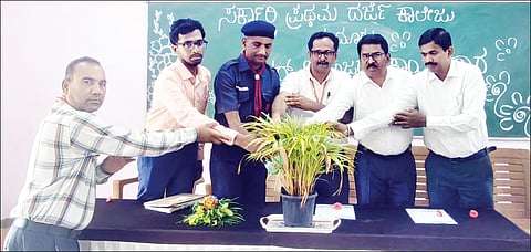 ಕುದೂರು ಸರ್ಕಾರಿ ಪ್ರಥಮ ದರ್ಜೆ ಕಾಲೇಜಿನಲ್ಲಿ ರೋವರ್ಸ್​ ಮತ್ತು ರೇಂಜರ್​ ಟಕಗಳಿಂದ ಆಯೋಜಿಸಿದ್ದ ಕಾರ್ಯಗಾರದಲ್ಲಿ ಪ್ರಾಂಶುಪಾಲರಾಜಕುಮಾರ, ಪ್ರಾಧ್ಯಾಪಕ ಡಾ.ಶ್ರೀನಿವಾಸ್​.ಟಿ.ಎನ್​, ಐಕ್ಯೂಎಸಿ ಸಂಚಾಲಕ ಡಾ.ಕೃಷ್ಣ ಕಾಂಚಿತ್​, ರೋವರ್ಸ್​ ಟಕ ಸಂಚಾಲಕ ಹನುಮಂತಪ್ಪ, ರೇಂರ್ಜಸ್​ ಟಕ ಸಂಚಾಲಕ ಮೋಹನ್​ ಕುಮಾರ್​ .ಬಿ.ಸಿ ಹಾಗೂ ಇತರರಿದ್ದರು.