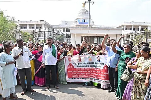 ವಿಕಸಿತ ಭಾರತ ವಿಬಿ ಜಿ ರಾಮ್ ಜಿ ಕಾಯ್ದೆ ಹಿಂಪಡೆಯಬೇಕು ಎಂದು ಆಗ್ರಹಿಸಿ ಗ್ರಾಮೀಣ ಕೂಲಿಕಾರ್ಮಿಕ ಸಂಘಟನೆ ಜಿಲ್ಲಾ ಘಟಕದಿಂದ ದಾವಣಗೆರೆಯಲ್ಲಿ ಪ್ರತಿಭಟನೆ ನಡೆಸಲಾಯಿತು. ಎ.ಕೆ. ಗುಡ್ಡದಯ್ಯ, ವೀರಮ್ಮ, ನೇತ್ರಾವತಿ, ಬಲ್ಲೂರು ರವಿಕುಮಾರ್, ಅನೀಸ್‌ಪಾಷಾ,ಹೇಮಮ್ಮ, ಭುವನೇಶ್ವರಿ, ತಾರಾ ಇತರರಿದ್ದರು.  --