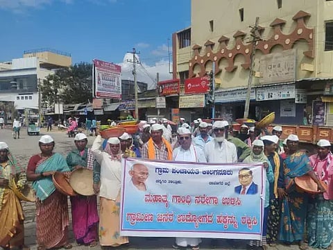  ಮನರೇಗಾ ಯೋಜನೆಯಲ್ಲಿ ಈ ಹಿಂದಿದ್ದ ಮಹಾತ್ಮ ಗಾಂಧಿ ಹೆಸರನ್ನೇ ಮುಂದುವರಿಸುವುದು ಸೇರಿ ವಿವಿಧ ಬೇಡಿಕೆಗಳ ಈಡೇರಿಕೆಗೆ ಆಗ್ರಹಿಸಿ ಕಾರಿಗನೂರು ಗ್ರಾಪಂ ಕೂಲಿಕಾರ್ಮಿಕರ ವೇದಿಕೆ ದಾವಣಗೆರೆಯಲ್ಲಿ ಸೋಮವಾರ ಪ್ರತಿಭಟನೆ ನಡೆಸಿತು. ಜಿಪಂ ಮಾಜಿ ಸದಸ್ಯ ತೇಜಸ್ವಿ ಪಟೇಲ್, ಶರತ್, ಚೇತನ್‌ಕುಮಾರ್, ಸಂದೀಪ್, ಉಮಾಬಾಯಿ, ಗಾಯತ್ರಿಬಾಯಿ, ಕರಿಯಮ್ಮ ಇತರರಿದ್ದರು.