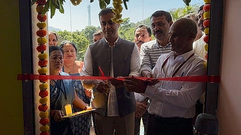 ಡಿಜಿಟಲ್ ಗ್ರಂಥಾಲಯ, ಅರಿವು ಕೇಂದ್ರ, ಅಂಚೆ ಕಚೇರಿ ಮತ್ತು ಸಂಜೀವಿನಿ ಒಕ್ಕೂಟದ ಕಟ್ಟಡವನ್ನು ಎ.ಎಸ್.ಪೊನ್ನಣ್ಣ ಉದ್ಘಾಟಿಸಿದರು. ಪಿ.ಬಿ.ದಿನೇಶ್, ಧರ್ಮಜ ಉತ್ತಪ್ಪ ಇತರರಿದ್ದರು.