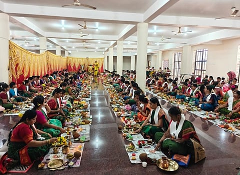 ಯಲ್ಲಾಪುರದ ಕಾರ್ಮಿಕ ಭವನದಲ್ಲಿ ನಡೆದ (Sanskar)ಸಂಸ್ಕಾರೋತ್ಸವ ಕಾರ್ಯಕ್ರಮದಲ್ಲಿ ಮಾತೆಯರಿಂದ ಕುಂಕುಮಾರ್ಚನೆ ನಡೆಯಿತು. 