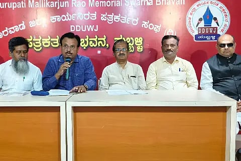 ಹುಬ್ಬಳ್ಳಿಯಲ್ಲಿ (KUPMA) ಸುದ್ದಿಗೋಷ್ಠಿಯಲ್ಲಿ ಶುಕ್ರವಾರ ಕರ್ನಾಟಕ ಅನುದಾನ ರಹಿತ ಪದವಿಪೂರ್ವ ಕಾಲೇಜ್​ಗಳ ಆಡಳಿತ ಮಂಡಳಿಗಳ ಸಂಘದ ಧಾರವಾಡ ಜಿಲ್ಲಾ ಅಧ್ಯಕ್ಷ ಡಾ. ವಿಶ್ವನಾಥ ಕೊರವಿ ಮಾತನಾಡಿದರು. 
