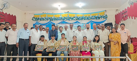  ಹೊಳೆನರಸೀಪುರ ತಾಲೂಕಿನ ಕುರುಬ ಸಮುದಾಯದ ಪ್ರತಿಭಾವಂತ ವಿದ್ಯಾರ್ಥಿಗಳನ್ನು ಸನ್ಮಾನಿಸಲಾಯಿತು.