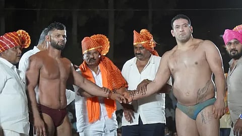 ದಾವಣಗೆರೆಯ ದುರ್ಗಾಂಬಿಕಾ ದೇವಿ ಜಾತ್ರೆ ನಿಮಿತ್ತ, ಇರಾನ್‌ನ ಮಿರ್ಜಾ -ಮಹಾರಾಷ್ಟ್ರದ ರವಿರಾಜ್ ಜೋಡಿ ನಡುವಿನ  ಕೊನೇ ಕುಸ್ತಿ ಪಂದ್ಯಕ್ಕೆ ಚಾಲನೆ ನೀಡಿದ ಸಂದರ್ಭದಲ್ಲಿ ಮುಖಂಡರಾದ ಯಶವಂತರಾವ್ ಜಾಧವ್, ಮಾಲತೇಶ ಪೈಲ್ವಾನ್, ಬಿ. ವೀರಣ್ಣ, ರಾಜನಹಳ್ಳಿ ಶಿವಕುಮಾರ್, ರಾಕೇಶ್ ಜಾಧವ್ ಇದ್ದರು. 
