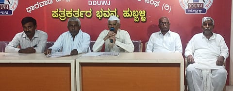 ಹುಬ್ಬಳ್ಳಿಯಲ್ಲಿ ಶುಕ್ರವಾರ ಸುದ್ದಿಗೋಷ್ಠಿಯಲ್ಲಿ ಹಿರಿಯರಾದ ವಿ.ಎಸ್. ಕೆಂಚನಗೌಡ್ರ ಮಾತನಾಡಿದರು. ಶೇಖಪ್ಪ ಕರೆಣ್ಣವರ, ಸಕ್ರಪ್ಪ ಕಮ್ಮಾರ, ಚನ್ನಯ್ಯ ಮರಯ್ಯನವರಮಠ, ಪ್ರಕಾಶಗೌಡ ಕೆಂಚನಗೌಡ್ರ ಇದ್ದರು. 