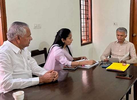ಗ್ರೇಟರ್ ಬೆಂಗಳೂರು ನಗರ ಪಾಲಿಕೆ ಸಚಿವ ಕೃಷ್ಣಭೈರೇಗೌಡ ಅವರನ್ನು ಬೆಂಗಳೂರು ಪಶ್ಚಿಮ ಜಿಲ್ಲಾ ಕಾಂಗ್ರೆಸ್ ಅಧ್ಯಕ್ಷ ಹನುಮಂತರಾಯಪ್ಪ,ಕೆಪಿಸಿಸಿ ವಕ್ತಾರೆ ಎಚ್.ಕುಸುಮಾ ಭೇಟಿ ಮಾಡಿ  ಕಾಮಗಾರಿ ಪ್ರಾರಂಭಿಸುವ ಮನವಿ ಸಲ್ಲಿಸಿದರು. 