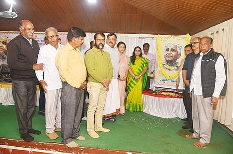 ವಿಶ್ವಮಾನವ ದಿನಾಚರಣೆ ಕಾರ್ಯಕ್ರಮದಲ್ಲಿ ಆರ್.ಐಶ್ವರ್ಯ, ಕೆ.ಪಿ.ಚಂದ್ರಕಲಾ, ಮುನೀರ್ ಅಹಮ್ಮದ್, ಅನಂತ ಶಯನ ಇತರರಿದ್ದರು.