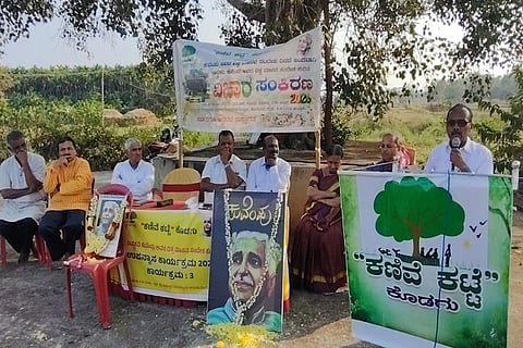 ಕುಶಾಲನಗರ ತಾಲೂಕು ತೊರೆನೂರು ಗ್ರಾಮದಲ್ಲಿ ಕಣಿವೆ ಕಟ್ಟೆ ಕೊಡಗು ವತಿಯಿಂದ ಏರ್ಪಡಿಸಿದ್ದ ರಾಷ್ಟ್ರಕವಿ ಕುವೆಂಪು ಅವರ ವಿಶ್ವಮಾನವ ಸಂದೇಶದ ಕುರಿತ ಉಪನ್ಯಾಸದಲ್ಲಿ ಸಾಹಿತಿ ಡಾ ಜೆ. ಸೋಮಣ್ಣ ಮಾತನಾಡಿದರು. ಭಾರದ್ವಾಜ್ ಕೆ. ಆನಂದತೀರ್ಥ, ಆರ್.ಕೆ. ಬಾಲಚಂದ್ರ, ಬಿ.ಎಸ್.ಲೋಕೇಶ್ ಸಾಗರ್, ಎಚ್.ವಿ. ಶಿವಪ್ಪ, ಸೂದನ ರತ್ನಾವತಿ, ಕೆ.ವಿ.ಉಮೇಶ್ ಮತ್ತಿತರರು ಇದ್ದರು.