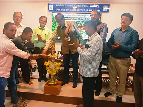 ಶಿವಮೊಗ್ಗದ ಕೆವಿಕೆಯಲ್ಲಿ ಕಾಳುಮೆಣಸಿನ ಕೃಷಿ ಕುರಿತು ಏರ್ಪಡಿಸಿದ್ದ ವಿಚಾರ ಸಂಕಿರಣವನ್ನು ಡಾ. ಎಂ.ವಿ.ಧನಂಜಯ ಉದ್ಘಾಟಿಸಿದರು. ಡಾ. ರಾಘವೇಂದ್ರ ಕೆ. ಮೇಸ್ತ, ಡಾ. ಸಿ.ಸುನಿಲ್, ಎಚ್.ಕೆ.ವೀರಣ್ಣ, ಡಾ. ಬಿ.ಸಿ.ಹನುಮಂತ ಸ್ವಾಮಿ ಇದ್ದರು.