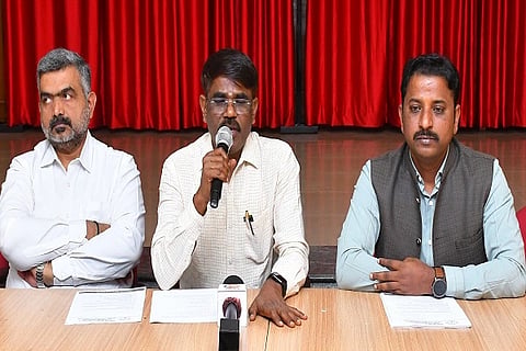 ಕರ್ನಾಟಕ ಕೇಂದ್ರೀಯ ವಿವಿ ಪ್ರಾಧ್ಯಾಪಕ ಪ್ರೊ.ಎಸ್​.ದೇವರಾಜಪ್ಪ, ವಿದ್ಯಾಪರಿಷತ್​ ಸದಸ್ಯ ಪ್ರೊ.ಎಂ.ಕೊಟ್ರೇಶ್​ ಹಾಗೂ ವಿವಿ ಕೋರ್ಟ್​ ಸದಸ್ಯ ಪ್ರೊ.ಕೆ.ಜಿ.ಪರಶುರಾಮ್​ ತುಮಕೂರಿನಲ್ಲಿ ಸುದ್ದಿಗೊಷ್ಠಿಯಲ್ಲಿ ಮಾತನಾಡಿದರು.