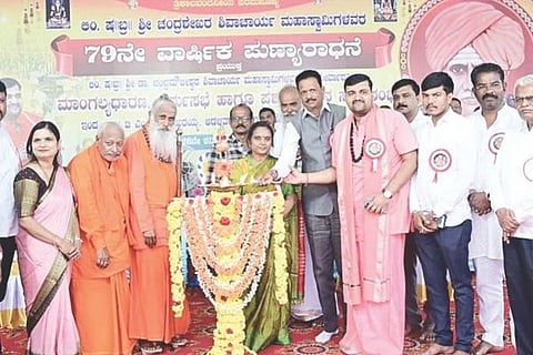 ಹರಪನಹಳ್ಳಿ ತೆಗ್ಗಿನ ಮಠದಲ್ಲಿ ಚಂದ್ರಶೇಖರ ಶಿವಾಚಾರ್ಯ ಸ್ವಾಮೀಜಿ ಅವರ 79ನೇ ಸಂಸ್ಮರಣೆ ಕಾರ್ಯಕ್ರಮವನ್ನು ಸಂಸದ ಈ. ತುಕಾರಾಮ್ ಉದ್ಘಾಟಿಸಿದರು. ರಾಮಘಟ್ಟ ಪುರವರ್ಗ ಮಠದ ರೇವಣಸಿದ್ಧ ಸ್ವಾಮೀಜಿ, ಜ್ಯೋತಿಷ್ಯ ತಜ್ಞ ರಾಜಣ್ಣ, ಟಿಎಂಎಇ ಸಂಸ್ಥೆ ಕಾರ್ಯದರ್ಶಿ ಟಿ. ಎಂ. ಚಂದ್ರಶೇಖರಯ್ಯ, ಟಿ.ಎಂ. ವಿಶ್ವನಾಥ, ನಿವೃತ್ತ ಇಒ ಎಚ್.ಎಂ.ಕೊಟ್ರಯ್ಯ, ಟಿ.ಎಂ. ಪ್ರತೀಕ್, ಟಿಎಂಎಇ ಸಂಸ್ಥೆಯ ಡೀನ್ ಟಿ.ಎಂ. ರಾಜಶೇಖರ, ಶಿರಬಿ ಪ್ರಕಾಶ ಇತರರಿದ್ದರು.