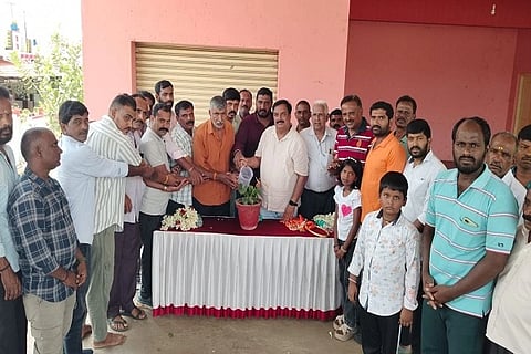 ಕೂಡ್ಲೂರು ಕೈಗಾರಿಕಾ ಪ್ರದೇಶದಲ್ಲಿನ ಕರ್ನಾಟಕ ಪಾನೀಯ ನಿಗಮದ ಲೋಡರ್ಸ್ ಮತ್ತು ಅನ್ ಲೋಡರ್ಸ್ ಸಂಘದ ಕಚೇರಿಯನ್ನು ಕುಶಾಲನಗರ ತಾಲೂಕು ಗ್ಯಾರಂಟಿ ಯೋಜನೆಗಳ ಅನುಷ್ಠಾನ ಸಮಿತಿ ಅಧ್ಯಕ್ಷ ವಿ.ಪಿ. ಶಶಿಧರ್ ಉದ್ಘಾಟಿಸಿದರು. ಕೆ.ಎಸ್. ಮೂರ್ತಿ, ಪಾಂಡುರAಗ, ಮಂಜುನಾಥ್, ಪರಮೇಶ್, ನಂದೀಶ್ ಮತ್ತಿತರರು ಇದ್ದರು.