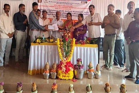 ಧರ್ಮಸ್ಥಳ ಗ್ರಾಮಾಭಿವೃದ್ಧಿ ಯೋಜನೆ ವತಿಯಿಂದ ಹುದಿಕೇರಿಯಲ್ಲಿ ಕೆರೆ ಹಸ್ತಾಂತರ ಕಾರ್ಯಕ್ರಮ ನಡೆಯಿತು. ಇಟ್ಟೀರ ಕೆ. ಬಿದ್ದಪ್ಪ, ಚಂಗುಲAಡ ಕರುಂಬಯ್ಯ, ಲೀಲಾವತಿ ಮತ್ತಿತರರು ಇದ್ದರು.