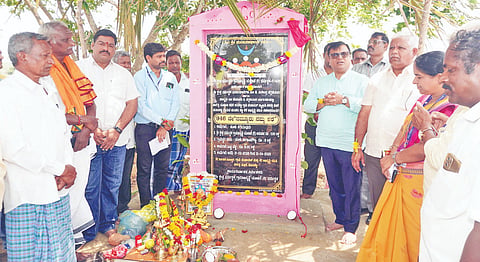 ಹಾನಗಲ್ಲ ತಾಲೂಕಿನ ಹುಣಸಿಕಟ್ಟಿ ಗ್ರಾಮದಲ್ಲಿ ಶ್ರೀ ಕ್ಷೇತ್ರ ಧರ್ಮಸ್ಥಳ ಗ್ರಾಮಾಭಿವೃದ್ಧಿ ಯೋಜನೆಯ ವತಿಯಿಂದ ಹೂಳೆತ್ತಲಾದ ಚುಂಚಲಕಟ್ಟಿ ಕೆರೆಯನ್ನುlakes ಶಾಸಕ ಶ್ರೀನಿವಾಸ ಮಾನೆ ಸಮುದಾಯಕ್ಕೆ ಹಸ್ತಾಂತರಿಸಿದರು.  