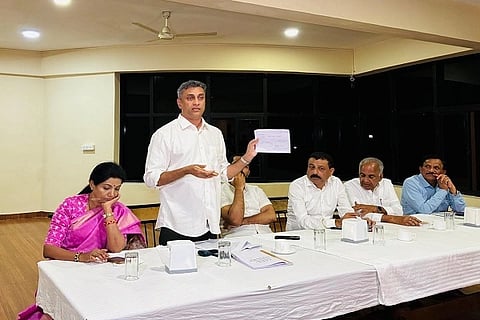  ಕಸ್ತೂರಿ ರಂಗನ್ ವರದಿ ವಿರೋಧ ಹೋರಾಟ ಸಮಿತಿಯ ವತಿಯಿಂದ ಆಯೋಜಿಸಿದ್ದ ಸಿ ಮತ್ತು ಡಿ ಭೂಮಿ ಸಮಸ್ಯೆ ಕುರಿತು ಸಭೆಯಲ್ಲಿ ವಿರಾಜಪೇಟೆ ಶಾಸಕ ಎ.ಎಸ್. ಪೊನ್ನಣ್ಣ ಮಾತನಾಡಿದರು. ಪುಷ್ಪಅಮರನಾಥ್, ಡಾ. ಮಂತರ್ ಗೌಡ, ಧರ್ಮಜ ಉತ್ತಪ್ಪ, ಎನ್.ಎಸ್. ಬೋಸರಾಜು, ಕೆ.ಜಿ. ಬೋಪಯ್ಯ ಇದ್ದರು.