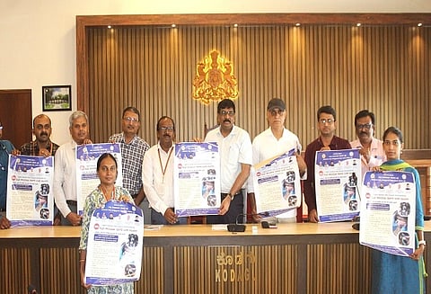 ನಗರದ ಜಿಲ್ಲಾಧಿಕಾರಿ ಅವರ ಕಚೇರಿ ಸಭಾಂಗಣದಲ್ಲಿ ಎಸ್.ಜೆ.ಸೋಮಶೇಖರ್ ಅವರು ರಾಷ್ಟ್ರೀಯ ಜಾನುವಾರು ರೋಗ ನಿಯಂತ್ರಣ ಕಾರ್ಯಕ್ರಮ ಸಂಬಂಧ ಭಿತ್ತಿಪತ್ರ ಬಿಡುಗಡೆ ಮಾಡಿದರು. ಲಿಂಗರಾಜ ದೊಡ್ಡಮನಿ, ಡಾ.ತಿಮ್ಮಯ್ಯ, ಪ್ರಸನ್ನ ಇತರರಿದ್ದರು.
