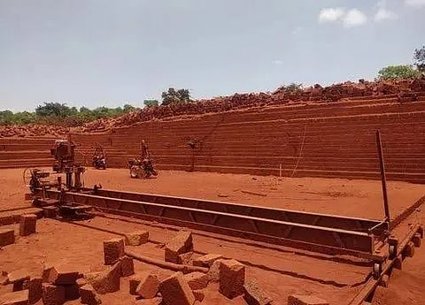 ಲ್ಯಾಟರೈಟ್ (ಕೆಂಪು ಕಲ್ಲು) ಗಣಿಗಾರಿಕೆ 