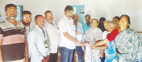 ಕುಮಟಾ ತಾಲೂಕಿನ ಹೊಲನಗದ್ದೆ ಯುವಕ ಸಂಘದ ಸಭಾಭವನದಲ್ಲಿ ಅರಣ್ಯ ಹಕ್ಕು ಹೋರಾಟಗಾರರ ಕಾನೂನು (law) ಜಾಗೃತಿ ಜಾಥಾ ಜರುಗಿತು. 