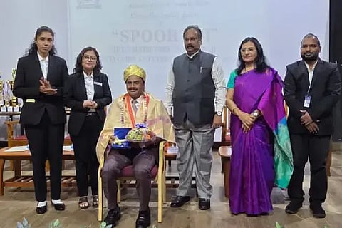 ಹುಬ್ಬಳ್ಳಿಯ ಕರ್ನಾಟಕ ರಾಜ್ಯ ಕಾನೂನು (Law school) ವಿಶ್ವವಿದ್ಯಾಲಯದ ಕಾನೂನು ಶಾಲೆಯಲ್ಲಿ ಮಂಗಳವಾರ ಆಯೋಜಿಸಿದ್ದ 2025-26ನೇ ಶೈಕ್ಷಣಿಕ ವರ್ಷದ ವಿದ್ಯಾರ್ಥಿ ಸಂಘ, ಜಿಮ್ಾನಾ ಮತ್ತು ಸಾಂಸ್ಕೃತಿಕ ಚಟುವಟಿಕೆಗಳ ಸಮಾರೋಪದಲ್ಲಿ ಡಾ. ಎ.ಎಂ. ಖಾನ್ ಅವರನ್ನು ಸನ್ಮಾನಿಸಲಾಯಿತು. ಪ್ರೊ. ಡಾ. ಸಿ. ಬಸವರಾಜು, ಡಾ. ರತ್ನಾ ಭರಮಗೌಡರ್, ಇತರರು ಇದ್ದರು.