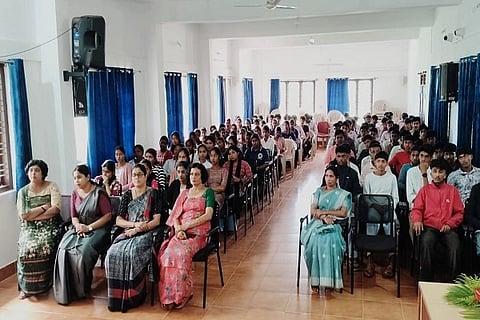 ವಿರಾಜಪೇಟೆಯ ಕಾವೇರಿ ಪದವಿ ಪೂರ್ವ ಕಾಲೇಜಿನಲ್ಲಿ ಏರ್ಪಡಿಸಿದ್ದ ಕಾನೂನಿನ ಅರಿವು ಮತ್ತು ಮಹಿಳೆಯರಿಗೆ ಲೈಂಗಿಕ ಶಿಕ್ಷಣದ ಮಹತ್ವ ಕುರಿತ ಕಾರ್ಯಕ್ರಮದಲ್ಲಿ ಉಪನ್ಯಾಸಕರು, ವಿದ್ಯಾರ್ಥಿಗಳು ಉಪಸ್ಥಿತರಿದ್ದರು.