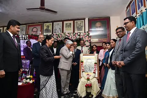 ದಾವಣಗೆರೆಯಲ್ಲಿ ಶನಿವಾರ ಆಯೋಜಿಸಿದ್ದ ವಕೀಲರ ದಿನಾಚರಣೆ ಉದ್ಘಾಟನೆ ಕಾರ್ಯಕ್ರಮದಲ್ಲಿ ಅಂಬೇಡ್ಕರ್ ಫೋಟೋಗೆ ಹೈಕೋರ್ಟ್ ನ್ಯಾಯಾಧೀಶ ರವಿ ವಿ.ಹೊಸಮನಿ ಪುಷ್ಪಾರ್ಚನೆ ಮಾಡಿ ನಮಿಸಿದರು. ಪ್ರಧಾನ ಜಿಲ್ಲಾ ಮತ್ತು ಸತ್ರ ನ್ಯಾಯಾಧೀಶೆ ಡಿ.ಕೆ.ವೇಲಾ,  ಡಾ.ಸಿ.ಎಸ್.ಪಾಟೀಲ್ ಟಿ.ಆರ್.ಗುರುಬಸವರಾಜ್, ಕೆ.ಜಿ.ಕೆ. ಸ್ವಾಮಿ ಇತರರಿದ್ದರು.  ---