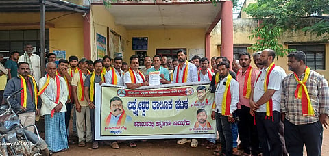 ಲಕ್ಷ್ಮೇಶ್ವರ ಬರಪೀಡಿತ ತಾಲೂಕೆಂದು ಘೋಷಿಸುವಂತೆ ತಹಸೀಲ್ದಾರ್ ಧನಂಜಯ ಎಂ. ಅವರಿಗೆ ಮಂಗಳವಾರ ಮನವಿ ಸಲ್ಲಿಸಲಾಯಿತು. ಮಹಾಂತೇಶ ಮಣಕವಾಡ, ಮಲ್ಲಿಕಾರ್ಜುನ ನೀರಲೋಟಿ, ವಿನಯ ಪಾಟೀಲ, ಆನಂದ ಅಮರಶೆಟ್ಟಿ, ಇತರರಿದ್ದರು.
