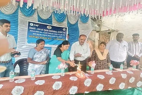 ತಣಿಗೆಬೈಲು ಮಹಿಳಾ ಸ್ವ ಸಹಾಯ ಸಂಘ ಆಯೋಜಿಸಿದ್ದ ಹಾಲು ಉತ್ಪಾದಕರಿಗೆ ಅರಿವು ಕಾರ್ಯಾಗಾರವನ್ನು ಸಂಘದ ಅಧ್ಯಕ್ಷೆ ಸುಶೀಲಮ್ಮ ಉದ್ಘಾಟಿಸಿದರು. ಡಾ. ಸಿದ್ದರಾಮೇಶ್, ಡಾ. ಮನು, ಸುರೇಶ್‌ಕುಮಾರ್, ಅಕ್ಕನಾಗಮ್ಮ ಇತರರಿದ್ದರು. 
