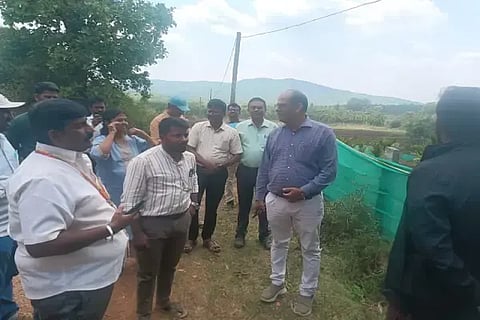 ಕಲ್‌ಶೆಡ್ ಗ್ರಾಮದಲ್ಲಿ ಕಂದಾಯ ಉಪವಿಭಾಗಾಧಿಕಾರಿ ಎನ್.ವಿ.ನಟೇಶ್ ಸ್ಥಳ ಪರಿಶೀಲನೆ ನಡೆಸಿದರು. ಡಾ. ದೇವೇಂದ್ರಪ್ಪ,  ಟಿ.ಶಿವಮೂರ್ತಿ, ಎನ್.ಎಸ್.ನಾಗರಾಜಪ್ಪ ಇತರರಿದ್ದರು.