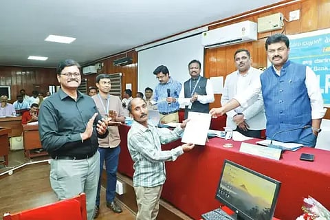 ಕೇಂದ್ರ ಸರ್ಕಾರದ ವಿವಿಧ ಯೋಜನೆಗಳ ಫಲಾನುಭವಿಗಳು ಸಾಲ ಸೌಲಭ್ಯದ ಚೆಕ್ ಹಾಗೂ ಆದೇಶ ಪ್ರತಿಯನ್ನು ಲೀಡ್ ಬ್ಯಾಂಕ್ ಪ್ರಗತಿ ಪರಿಶೀಲನಾ ಸಭೆಯಲ್ಲಿ ಸಂಸದ ಬಿ.ವೈ.ರಾಘವೇಂದ್ರ ವಿತರಿಸಿದರು. ಆರ್.ದೇವರಾಜ್. ಎನ್.ಹೇಮಂತ್, ಶರತ್ ಗೌಡ, ಹನುಮಂತಪ್ಪ ಇದ್ದರು.