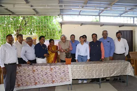 ಆಹಾರ ಮತ್ತು ಕುಡಿಯುವ ನೀರಿನಲ್ಲಿ ಸೀಸದ ಮಾಲಿನ್ಯ, ಮಕ್ಕಳಲ್ಲಿ ಸೀಸದ ವಿಷಬಾಧೆಯ ದುಷ್ಪರಿಣಾಮ ಕುರಿತು ಶಿಕ್ಷಕರಿಗಾಗಿ ಶಿವಮೊಗ್ಗದ ದುರ್ಗಿಗುಡಿ ಸರ್ಕಾರಿ ಶಾಲೆಯಲ್ಲಿ ಏರ್ಪಡಿಸಿದ್ದ ಕಾರ್ಯಾಗಾರವನ್ನು ಡಾ. ತುಪ್ಪಿಲ್ ವೆಂಕಟೇಶ್ ಉದ್ಘಾಟಿಸಿದರು. ಭಾರತಿ, ಸೌಮ್ಯಾ, ಡಾ. ನಾಗರಾಜ ನಾಯ್ಕ, ಡಾ. ಶಶಿಧರ್, ಡಾ. ಹರ್ಷವರ್ಧನ್ ಇತರರಿದ್ದರು.