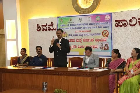 ಬಾಲ್ಯವಿವಾಹ ಮುಕ್ತ ಕರ್ನಾಟಕ ಅಭಿಯಾನದ ಅಂಗವಾಗಿ ಶಿವಮೊಗ್ಗ ನಗರ ಪಾಲಿಕೆಯಲ್ಲಿ ಏರ್ಪಡಿಸಿದ್ದ ಕಾರ್ಯಕ್ರಮದಲ್ಲಿ ನ್ಯಾಯಾಧೀಶ ಎಂ.ಎಸ್.ಸಂತೋಷ್ ಮಾತನಾಡಿದರು. ಕೆ.ಮಾಯಣ್ಣ ಗೌಡ, ರಾಘವೇಂದ್ರ ಸ್ವಾಮಿ, ಅನುಪಮಾ, ಅಕ್ಷಯ, ಅಕ್ಷತಾ ಇದ್ದರು.