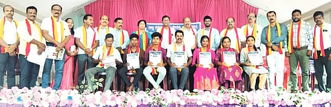 ಹೊನ್ನಾವರದಲ್ಲಿ ಪ್ರಸಕ್ತ ಸಾಲಿನ ಎಸ್ಸೆಸ್ಸೆಲ್ಸಿಯ ಕನ್ನಡ ವಿಷಯದಲ್ಲಿ ಶೇ.100 ಅಂಕ ಗಳಿಸಿದ ವಿದ್ಯಾರ್ಥಿಗಳನ್ನು ಕನ್ನಡ ಸಾಹಿತ್ಯ ಪರಿಷತ್ತಿನ ವತಿಯಿಂದ ಅಭಿನಂದಿಸಲಾಯಿತು. ಪ್ರವೀಣ ಕರಾಂಡೆ, ಜಯಶ್ರೀ ನಾಯ್ಕ, ಬಿ.ಎನ್. ವಾಸರೆ, ಪಿ.ಆರ್. ನಾಯ್ಕ ಇತರರಿದ್ದರು.