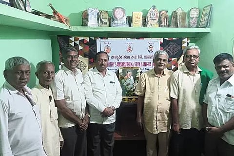 ದಾವಣಗೆರೆಯ ಸ್ಫೂರ್ತಿ ಸಾಂಸ್ಕೃತಿಕ ಸೇವಾ ಸಂಘದಲ್ಲಿ ಸೋಮವಾರ ಆಯೋಜಿಸಿದ್ದ ಬಸವ ಜಯಂತಿ ಕಾರ್ಯಕ್ರಮದಲ್ಲಿ ಎಲ್.ಎಚ್. ಅರುಣಕುಮಾರ್, ಎನ್.ಎಸ್. ರಾಜು, ಅರುಣ್‌ಕುಮಾರ್ ಕುರುಡಿ ಇದ್ದರು.