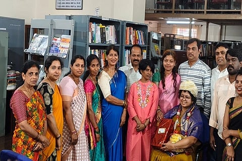 ಜಿಲ್ಲಾ ಕೇಂದ್ರ ಗ್ರಂಥಾಲಯದಲ್ಲಿ ನಡೆದ ರಾಷ್ಟ್ರೀಯ ಗ್ರಂಥಾಲಯ ಸಪ್ತಾಹ ಉದ್ಘಾಟನೆ ಸಂದರ್ಭ ಬೂಕರ್ ಪ್ರಶಸ್ತಿ ಪುರಸ್ಕೃತ ಲೇಖಕಿ ದೀಪಾ ಭಾಸ್ತಿ ಅವರನ್ನು ಸನ್ಮಾನಿಸಿ ಗೌರವಿಸಲಾಯಿತು. ಸುರೇಖಾ, ಸುಬ್ರಾಯ ಸಂಪಾಜೆ, ಹೆಚ್.ಟಿ. ಅನಿಲ್ ಮತ್ತಿತರರು ಇದ್ದರು.