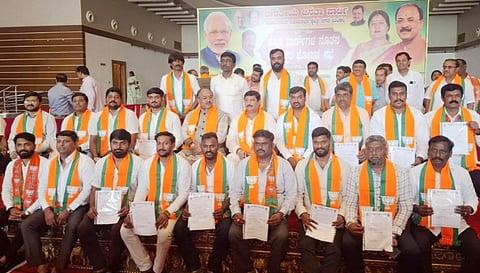   ಮಹದೇವಪುರ ಕ್ಷೇತ್ರದ ಮಾರತ್ತಹಳ್ಳಿಯ ಖಾಸಗಿ ಕಲ್ಯಾಣ ಮಂಟಪದಲ್ಲಿ ನಡೆದ ಗ್ರೇಟರ್ ಬೆಂಗಳೂರು ಪ್ರಾಧಿಕಾರ  ಪ್ರಕಾರ ವಿಂಗಡಣೆಗೊಂಡಿರುವ ನಗರ ಮಂಡಲದ ವಾರ್ಡ್ ಗಳ ನೂತನ ವಾರ್ಡ್ ಅಧ್ಯಕ್ಷರನ್ನು ಮಾಜಿ ಸಚಿವ ಅರವಿಂದ ಲಿಂಬಾವಳಿ ಅಭಿನಂದಿಸಿದರು 