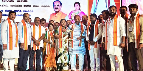  ವಿವಿಧ ಕ್ಷೇತ್ರಗಳಲ್ಲಿ ಸಾಧನೆಗೈದ 26 ಸಾಧಕರಿಗೆ ಮಹದೇವಪುರ ರತ್ನ ಪ್ರಶಸ್ತಿಯನ್ನು ನೀಡಿ ಗೌರವಿಸಲಾಯಿತು.ಈ ಸಂದರ್ಭದಲ್ಲಿ ಸಂಸದ ಪಿ.ಸಿ.ಮೋಹನ್, ಶಾಸಕಿ ಮಂಜುಳಾ ಲಿಂಬಾವಳಿ, ಕ್ಷೇತ್ರ ಅಧ್ಯಕ್ಷರಾದ ಎನ್.ಆರ್.ಶ್ರೀಧರ್ ರೆಡ್ಡಿ, ಹೆಚ್.ಎಸ್.ಪಿಳ್ಳಪ್ಪ, ರಾಜ್ಯ ಪರಿಷತ್ ಸದಸ್ಯರಾದ ಎಲ್.ರಾಜೇಶ್, ಬಿ.ಎನ್.ನಟರಾಜ್, ಮುಖಂಡರಾದ ಪಾಪಣ್ಣ, ಜ್ಯೋತಿಪುರ ವೇಣು, ಕೆ.ಎಂ.ಎಂ.ಮಂಜುನಾಥ್,ಕೆ.ವಿ.ನಾಗರಾಜ್ ಮತ್ತಿತರರಿದ್ದರು.