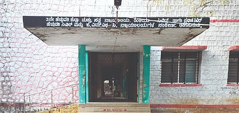 ಲಿಂಗಸುಗೂರಿನಲ್ಲಿರುವ ಹಳೇ ನ್ಯಾಯಾಲಯ ಕಟ್ಟಡ.