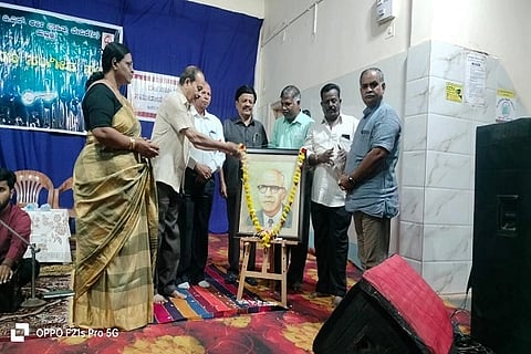 lingaraja patil ಎಂಎಲ್‌ಸಿ ಲಿಂಗರಾಜ ಪಾಟೀಲ ಅವರು ಸಾಹಿತಿ ಡಾ.ಡಿ.ಎಸ್. ಕರ್ಕಿ ಅವರ ಭಾವಚಿತ್ರಕ್ಕೆ ಪುಷ್ಪನಮನ ಸಲ್ಲಿಸಿದರು.