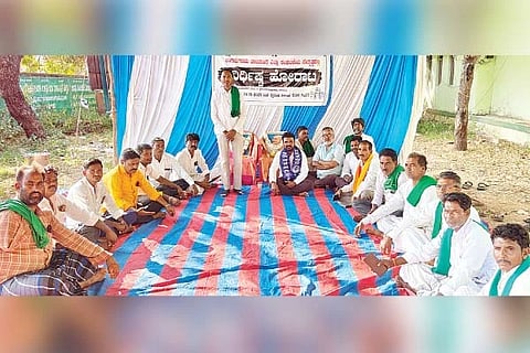 ಲಿಂಗಸುಗೂರು ಕೃಷಿ ಕಚೇರಿ ಆವರಣದಲ್ಲಿ ಧರಣಿ ನಿರತರನ್ನು ಉದ್ದೇಶಿಸಿ ರೈತ ಸಂಘದ ಜಿಲ್ಲಾಧ್ಯಕ್ಷ ಶಿವಪುತ್ರ ಗೌಡ ಪಾಟೀಲ್ ಮಾತನಾಡಿದರು. ಪ್ರಮುಖರಾದ ಬಸವರಾಜ ಗೋಸ್ಲೆ, ಹನುಮಂತರಾಯ ನೇಲ್ಗಿ, ಪ್ರಸಾದ ರೆಡ್ಡಿ, ಸೋಮನಗೌಡ, ಕುಬೇರ ಕುಪ್ಪಿಗುಡ್ಡ, ಹನುಮಂತ ಜೂಲಗುಡ್ಡ, ಮಹ್ಮದ ಖಾಜಾ ಇತರರಿದ್ದರು.