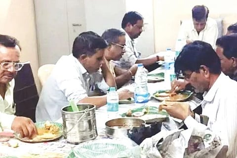 ಲಿಂಗಸುಗೂರಿನ ಜಿಪಂ ಇಂಜಿನಿಯರಿಂಗ್ ಕಚೇರಿಯಲ್ಲಿ ಅಧಿಕಾರಿಗಳು ರಾತ್ರಿ ಭರ್ಜರಿ ಗುಂಡು, ತುಂಡಿನ ಪಾರ್ಟಿಯಲ್ಲಿ ತೊಡಗಿರುವುದು.