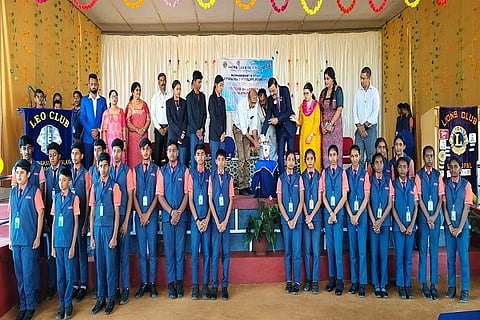 ಗೋಣಿಕೊಪ್ಪಲು ಅಪ್ಪಚ್ಚುಕವಿ ವಿದ್ಯಾಲಯದಲ್ಲಿ ನೂತನವಾಗಿ ಅಸ್ತಿತ್ವಕ್ಕೆ ಬಂದ ಲಿಯೋ ಕ್ಲಬ್ ಅನ್ನು ಲಯನ್ಸ್ ಕ್ಲಬ್ ಪ್ರಾದೇಶಿಕ ಪ್ರಾಂತಪಾಲ ಕುಡುಪಿ ಅರವಿಂದ ಶೆಣೈ ಉದ್ಘಾಟಿಸಿದರು. ಪೊನ್ನಿಮಾಡ ಸುರೇಶ್, ಸಿ.ಪಿ. ಬೋಪಣ್ಣ, ಮನ್ನಕ್ಕಮನೆ ಸೌಮ್ಯ ಬಾಲು ಮತ್ತಿತರರು ಇದ್ದರು.