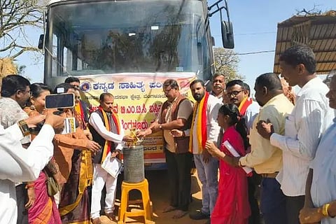 ಬಸ್‌ನಲ್ಲಿಯೇ ಕವಿಗೋಷ್ಠಿ